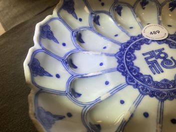 Een Chinese blauw-witte lotus-gemouleerde schotel, Kangxi merk en periode
